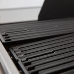Broil King Baron 490 Gas BBQ with 4 Stainless Steel Burners and Side Burner - Image 7
