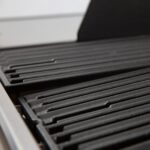 Broil King Baron 490 Shadow Gas BBQ with 4 Burners and Side Burner - Image 10