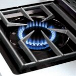 Broil King Regal 590 Gas Barbecue with Five Burners, Side Burner and Rotisserie - Black - Image 7
