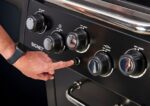 Broil King Signet 390 Shadow Gas Barbecue with 3 Dual-Tube Burners and 2,580 cm Cooking Area - Image 11